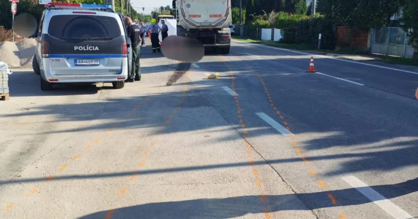 Zrazila ju nákladná doprava na chodníku v obci, žena zomrela na mieste