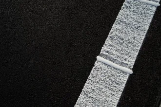 Zvolenskú R1 čakajú obmedzenia, položia emulzný mikrokoberec