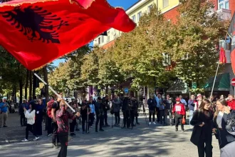 Albánske protesty prerastajú do násilnej študentskej revolty