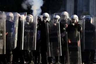 Albánsko sa už piaty deň zmieta v protestoch.