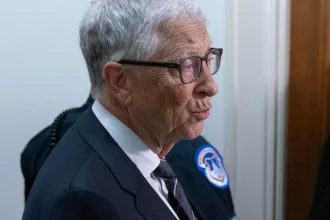 Bill Gates varuje pred neregulovanou umelou inteligenciou