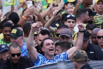 Bolsonaro tesne predbehol Lulu v prvom kole brazílskych prezidentských volieb