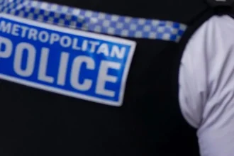 Britská polícia zadržala ďalšieho podozrivého muža