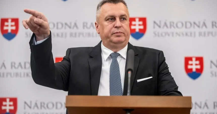 Danko sa hrá na temného rytiera, no hrdinom rozhodne nie je