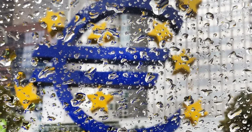 Euro kleslo na 17-mesačné minimum, znepokojil ho francúzsky dlh a neistota v Španielsku