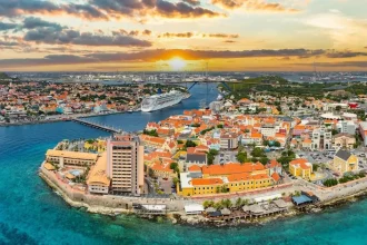 Farebné domy na Curaçao: guvernér čelil bizarnému problému