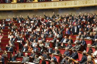 Francúzska vláda chce v roku 2027 škrtmi a úpravou daní usporiť 43 miliárd eur