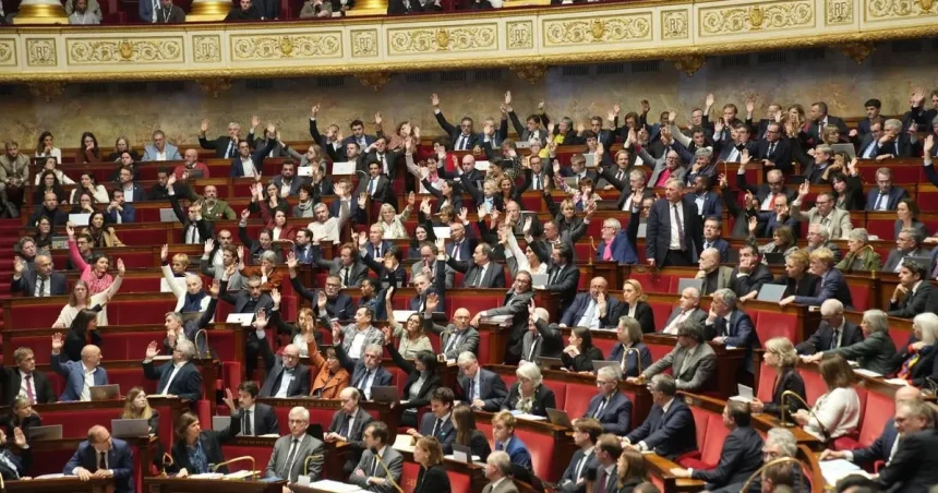 Francúzska vláda chce v roku 2027 škrtmi a úpravou daní usporiť 43 miliárd eur