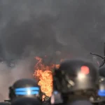 Francúzsko zasiahli celonárodné protesty, pri ktorých došlo k násiliu a zrážkam s políciou