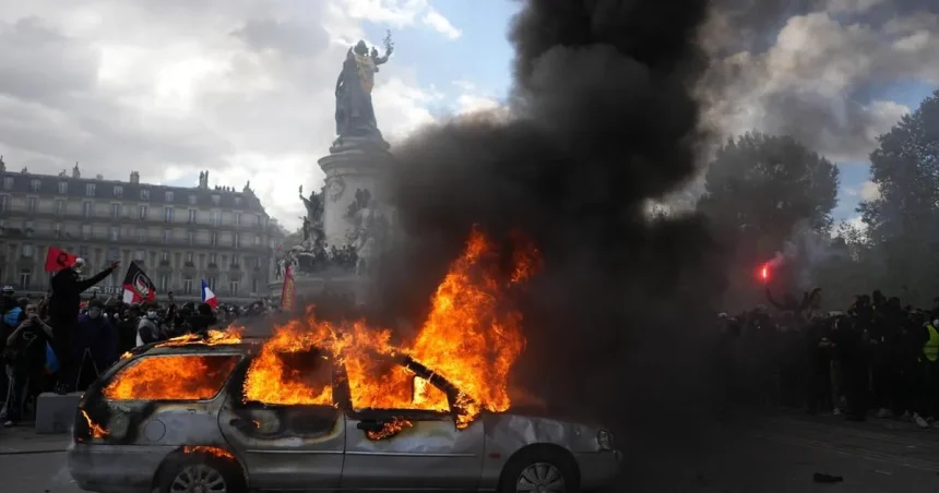 Francúzsko zasiahli násilné protesty, situácia sa vyostrila