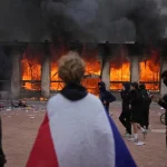Francúzsko zažilo nebývalé protesty, do ulíc vyšlo pol milióna ľudí a horia budovy