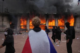 Francúzsko zažilo nebývalé protesty, do ulíc vyšlo pol milióna ľudí a horia budovy