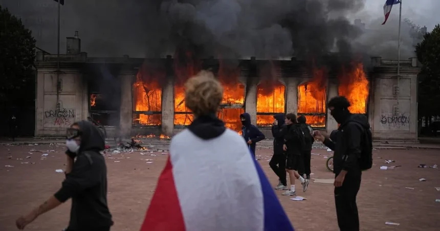 Francúzsko zažilo nebývalé protesty, do ulíc vyšlo pol milióna ľudí a horia budovy