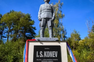 Huliak šíri konšpirácie o Snehuliakovi a záhade Konevovej sochy