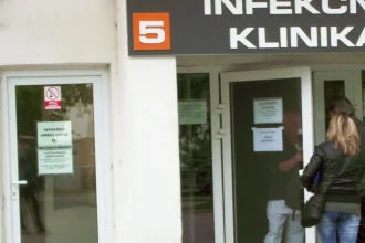 Infekční pacienti na úteku: karanténu ignorovali, chodili po meste