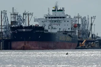 Iránske útoky poškodili v Hormuzskom prielive ropný tanker.