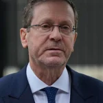 Izraelský prezident vyznamená štyroch pasažierov letu FlyDubai za hrdinstvo