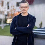 Komik Matej Adámy: Tlačovka politikov hovorí sama za seba, ale vtip na ňu sa sám nenapíše