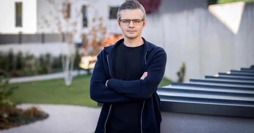 Komik Matej Adámy: Tlačovka politikov hovorí sama za seba, ale vtip na ňu sa sám nenapíše