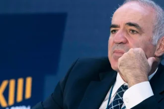 Kritik Kremľa Garri Kasparov tvrdí, že ruský režim potláča opozíciu