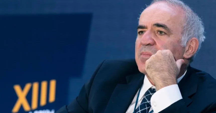 Kritik Kremľa Garri Kasparov tvrdí, že ruský režim potláča opozíciu