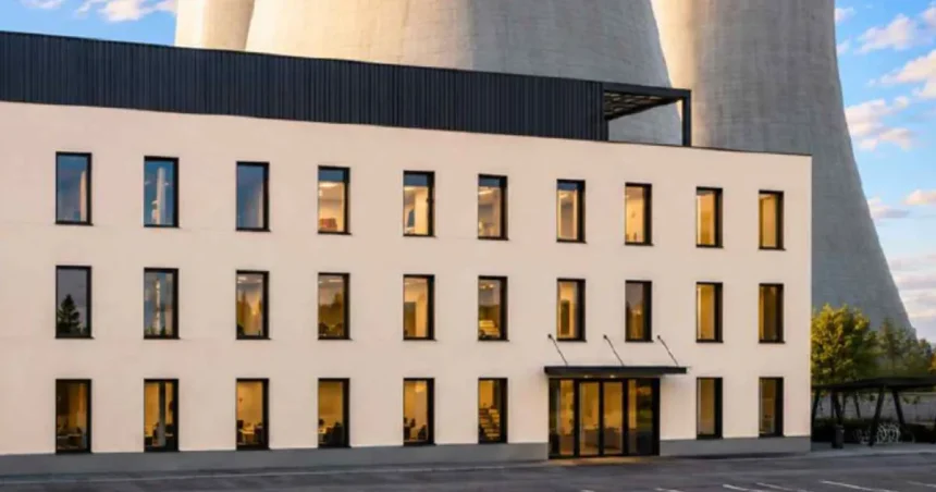 Milionová investice u atomové elektrárny. Nová budova vyroste přímo pod chladicími věžemi