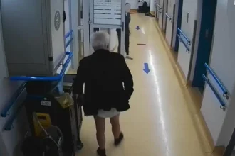 Muž čelí obvineniam z držania pod krkom a bitia