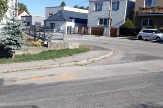 Muž ležal na križovatke, zachytilo ho auto. Polícia žiada verejnosť o pomoc