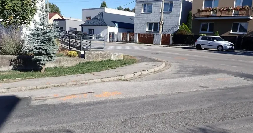 Muž ležal na križovatke, zachytilo ho auto. Polícia žiada verejnosť o pomoc