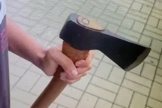 Muž so sekerou sa vyhrážal pred školou. Žilinka dal preskúmať postup polície