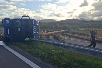 Na diaľnici pri Beluši je prejazdný len jeden zo štyroch pruhov