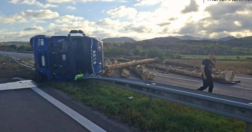 Na diaľnici pri Beluši je prejazdný len jeden zo štyroch pruhov