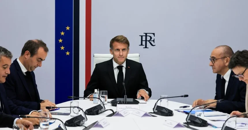Násilie počas protestov nič neospravedlňuje, uviedol Macron