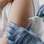 Nemocnica spúšťa očkovanie novou vakcínou proti covidu. Je účinnejšia proti novým kmeňom
