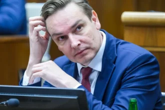 Opoziční poslanci ostro vyčítajú koaličným poslancom