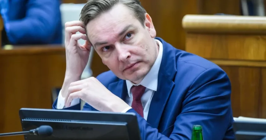 Opoziční poslanci ostro vyčítajú koaličným poslancom