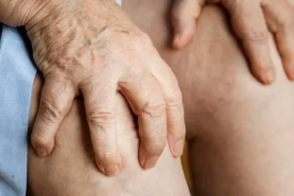 Osteoporóza sa môže dlho vyvíjať bez príznakov.