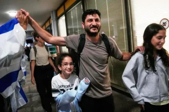 Pilotovi spútali ruky káblami od slúchadiel. Hrdinstvo cestujúcich ocenil aj Trump