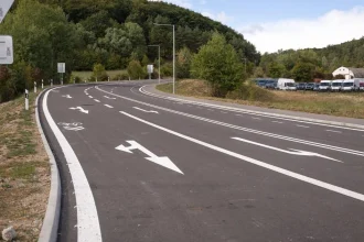 Po 30 rokoch sa dočkali 1,5 kilometra cesty. Stará nikam nevedla