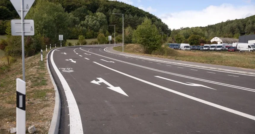 Po 30 rokoch sa dočkali 1,5 kilometra cesty. Stará nikam nevedla