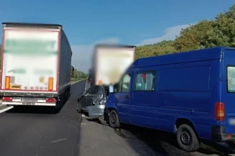 Po zrážke troch áut letel záchranársky vrtuľník. Diaľnica je neprejazdná