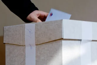 Počas sčítavania hlasov v komunálnych voľbách prebieha