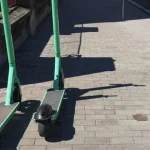 Policajti prekazili krádež zdieľaných kolobežiek, páchateľov prenasledovali a zadržali
