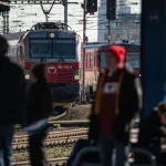 Polovičná cena, no vlaky meškajú. Cestujúci: preplnené a nespoľahlivé