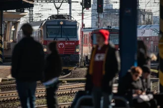 Polovičná cena, no vlaky meškajú. Cestujúci: preplnené a nespoľahlivé