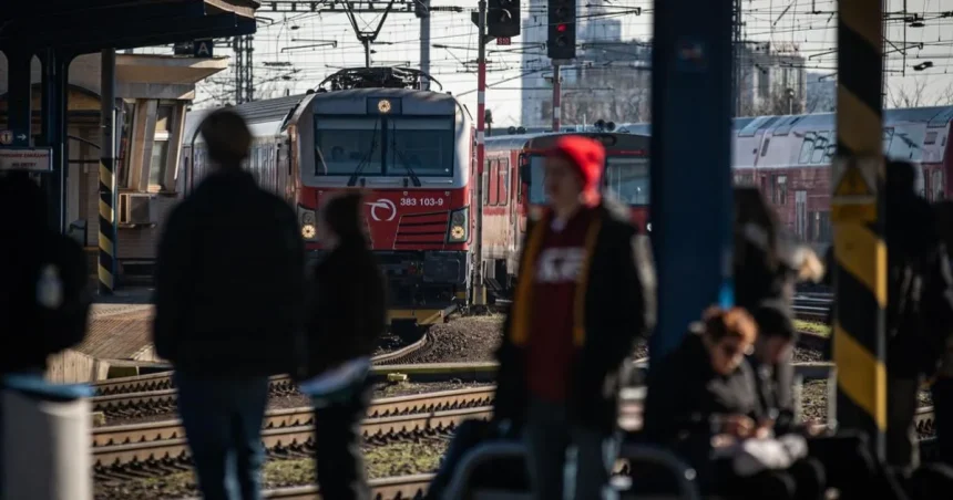 Polovičná cena, no vlaky meškajú. Cestujúci: preplnené a nespoľahlivé
