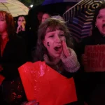 Poľské ženy opäť protestujú proti potratovým zákonom, Tuskovej vláde ukazujú červenú kartu