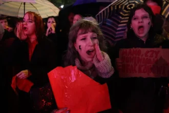 Poľské ženy opäť protestujú proti potratovým zákonom, Tuskovej vláde ukazujú červenú kartu