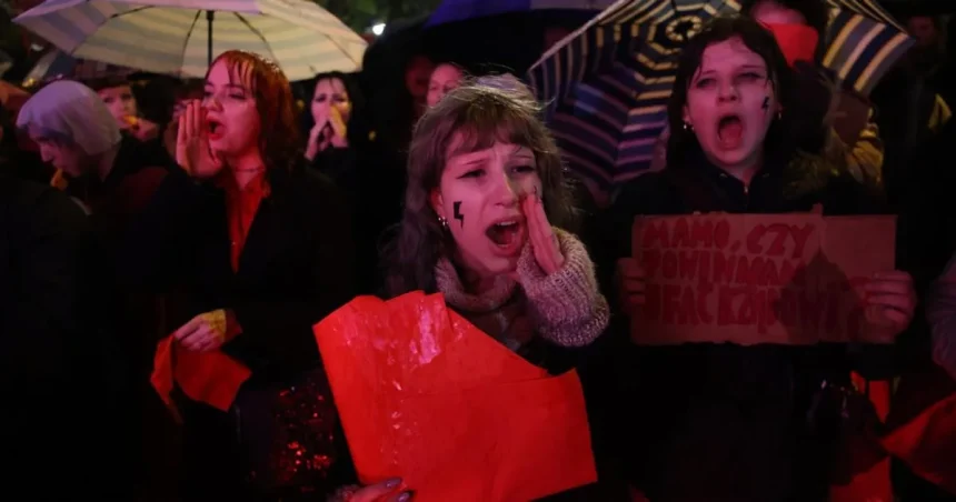 Poľské ženy opäť protestujú proti potratovým zákonom, Tuskovej vláde ukazujú červenú kartu