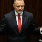 Poľský spor o ústavný súd sa vyostril, prezident sa vracia domov